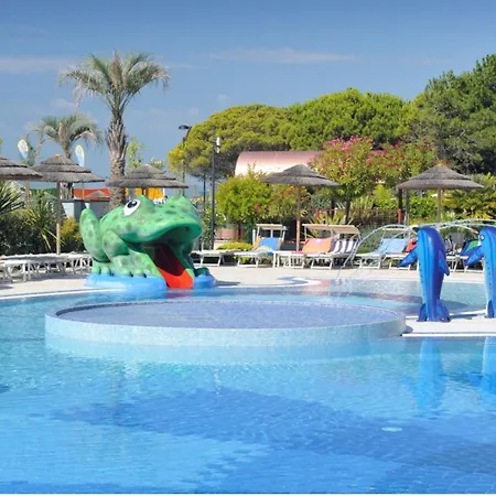 Sweet Seaside With Pool شقة